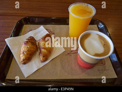 Petit-déjeuner simple composé de croissants, jus d'orange, café et d'un cafe en Espagne Banque D'Images