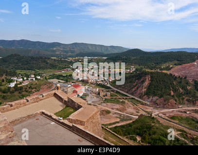 Cardona, Catalogne, Espagne. Vue sur la campagne environnante et une partie de la montagne de sel du château. Banque D'Images