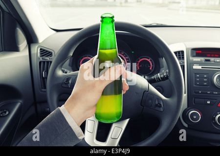 Man holding bouteille de bière en driving car Banque D'Images