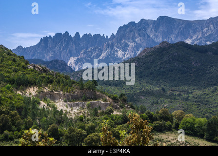 Les pics en forme de corne de rhinocéros inhabituelle sur une montagne corse. Banque D'Images