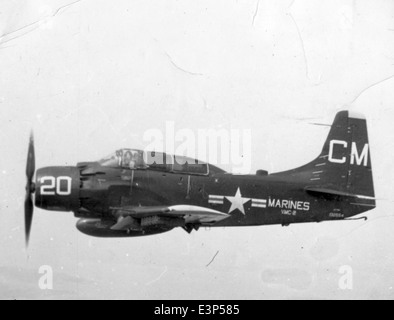 Le Douglas AD-5N, avec le numéro de queue 132554, était une variante du Skyraider utilisé par l'US Navy, spécifiquement avec le VMC-2. Cet avion a servi pendant la Guerre froide, montrant la polyvalence du Skyraider dans divers rôles militaires. Banque D'Images