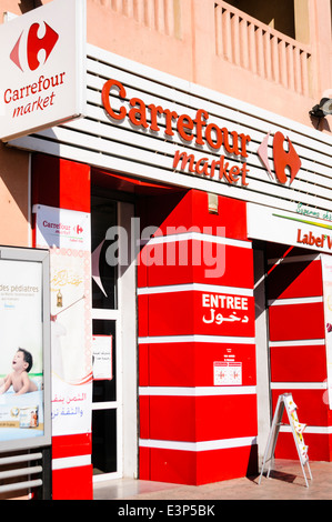 Les panneaux rouge et blanc avec logo à l'extérieur de l'entrée d'un magasin Carrefour, une chaîne de supermarchés français bien connu. Banque D'Images