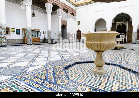 Les carreaux de céramique à motifs complexes sur les murs et le plancher de la Musée de Marrakech, Maroc Banque D'Images