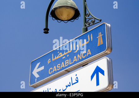 Route en direction de directions signe à Casablanca, Maroc Banque D'Images
