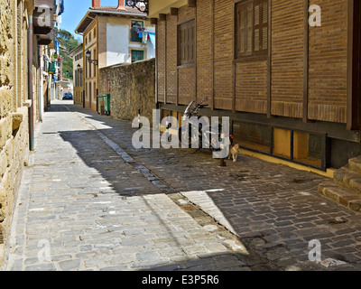 Getaria, Gipuzkoa, Pays Basque, Espagne. Les rues étroites de l'historique village de pêcheurs. Banque D'Images