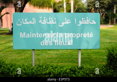 Inscription en arabe et en français 'Maintenez la propreté des lieux !' (garder les lieux propres) Banque D'Images