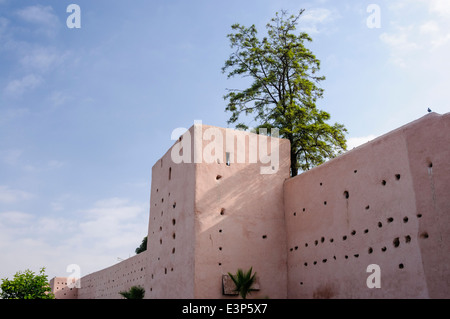 Des murs roses remparts autour de la vieille ville de Marrakech, Maroc Banque D'Images