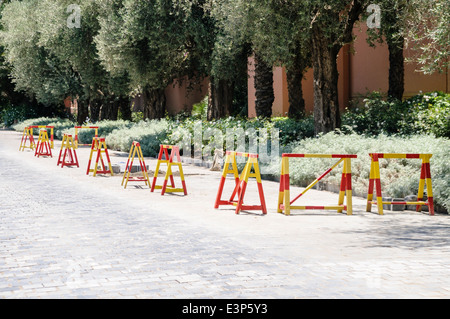 Des barrières autour des travaux sur une route de Marrakech, Maroc Banque D'Images