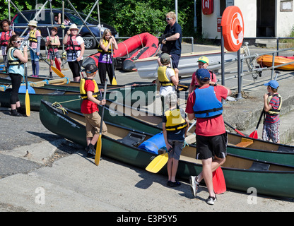 Les élèves se préparent à canoë sur la rivière fowey à Cornwall, uk Banque D'Images