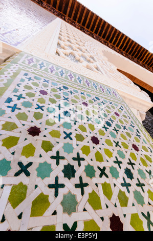 Répétition complexe crépite sur carreaux de mosaïque en céramique autour de l'entrée de l'Hôtel Royal Mansour, Marrakech, Maroc. Banque D'Images