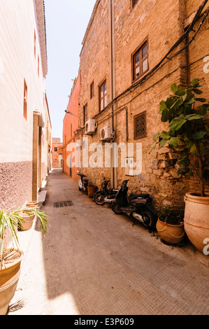 Des scooters garés dans une rue étroite dans la médina de Marrakech, Maroc Banque D'Images