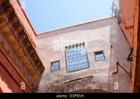 Windows richement décoré d'un bâtiment de la vieille ville de Marrakech, Maroc Banque D'Images