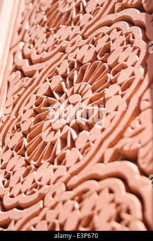 Pierre sculptée ornée autour de la porte d'un bâtiment à Marrakech, Maroc Banque D'Images