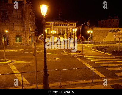 Getaria, Gipuzkoa, Pays Basque, Espagne. Centre-ville de nuit. Banque D'Images