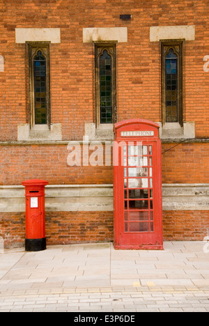 Boîte de téléphone et post box, éléments emblématiques sur un stand de rue ensemble en dehors de la Royal Shakespeare Theatre de Stratford Banque D'Images