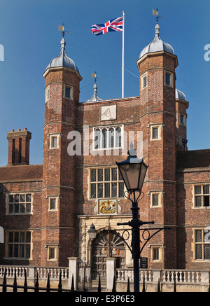 GUILDFORD HIGH STREET Abbot's Hospital une maison d'alms de Jacobean volant l'Union Jack dans la rue historique de High Street Guildford, Surrey, Angleterre Banque D'Images