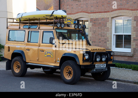 Un Camel Trophy Land Rover Defender. Un sedately hors route véhicule stationné dans une rue de banlieue tranquille en 2004/2005, Dorset, Angleterre, Royaume-Uni. Banque D'Images