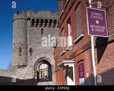 Le Barbican gatehouse, Château de Lewes, East Sussex, Angleterre, Royaume-Uni Banque D'Images