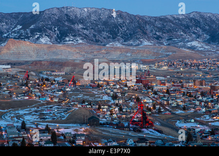 Regardant vers le bas sur la tête de l'exploitation minière à ciel ouvert et Berkley frames à Butte, Montana, USA au crépuscule Banque D'Images