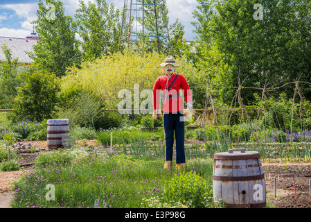 Un policier de la GRC épouvantail dans le jardin du patrimoine, Fort Calgary, Calgary, Alberta, Canada Banque D'Images