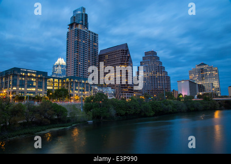 Sur les toits de la ville se reflète dans le lac Lady Bird à Austin, Texas, États-Unis Banque D'Images