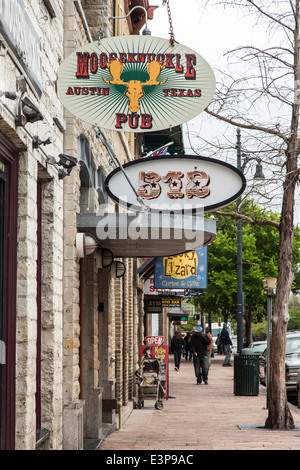 Bars et restaurants bordent la sixième rue au centre-ville d'Austin, Texas, États-Unis Banque D'Images