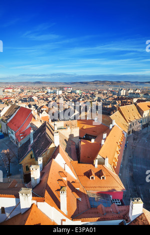 Lignes de toits rouges dans la belle Sibiu, Roumanie Banque D'Images