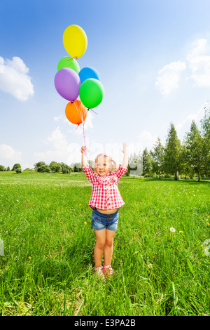 Portrait de petite fille aux ballons colorés Banque D'Images