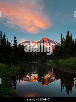 USA, l'État de Washington. Mt. Rainier reflète dans l'étang miroir au coucher du soleil, au terrain de chasse d'Henry indien Banque D'Images