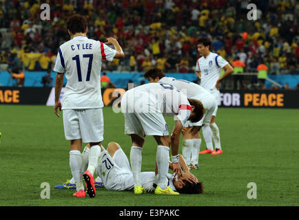 San Paulo, Brésil. 26 Juin, 2014. Finales de la Coupe du Monde 2014, phase de groupe. La Corée du Sud contre la Belgique. Les joueurs coréens déçus en fin de match : Action Crédit Plus Sport/Alamy Live News Banque D'Images