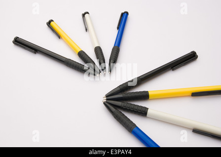 Stylos à bille de couleur différente sur blanc Banque D'Images