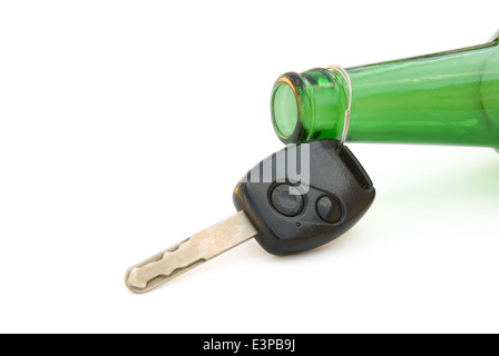 Alcool au volant, conceptuel et clés beer bottle with clipping path Banque D'Images