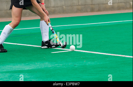 Une joueuse de hockey sur gazon a frappé le ballon dans le jeu Photo Stock  - Alamy