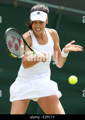 London, Londres, Royaume-Uni. 26 Juin, 2014. La Serbie Ana Ivanovic renvoie la balle pendant féminin deuxième tour contre la Chine Zheng Jie au Wimbledon Wimbledon en 2014, le sud-ouest de Londres, le 26 juin 2014. Credit : Meng Yongmin/Xinhua/Alamy Live News Banque D'Images