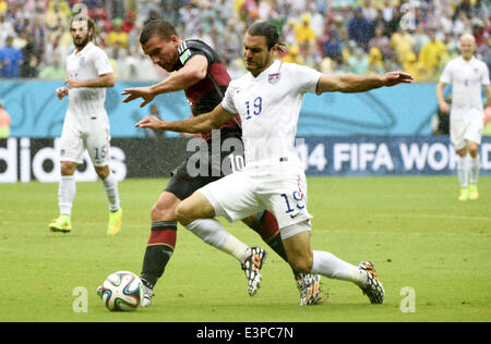 Recife, Brésil. 26 Juin, 2014. L'Allemagne Lukas Podolski (L'avant), rivalise avec Graham Zusi des États-Unis (R) avant, pendant un match du groupe G entre les États-Unis et l'Allemagne de la Coupe du Monde FIFA 2014 à l'Arena Stadium de Pernambuco à Recife, Brésil, le 26 juin 2014. Credit : Lui Siu Wai/Xinhua/Alamy Live News Banque D'Images