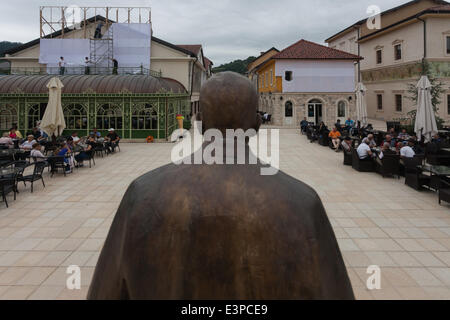 La BOSNIE-ET-HERZÉGOVINE Visegrad / / Statue de l'écrivain yougoslave Ivo Andrić, lauréat du prix Nobel en place principale de mini-ville Andricgrad. Banque D'Images