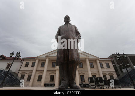 La BOSNIE-ET-HERZÉGOVINE Visegrad / / Statue de l'écrivain yougoslave Ivo Andrić, lauréat du prix Nobel en place principale de mini-ville Andricgrad. Banque D'Images