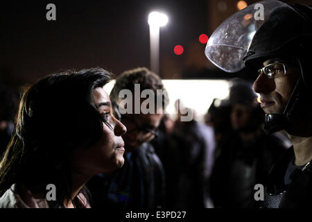 Sao Paulo, Brésil. 26 Juin, 2014. Une femme regarde bravement le policier anti-émeute au cours de leur protestation contre l'arrestation de deux personnes au cours de la manifestation contre la Coupe du Monde FIFA 2014 dans l'Avenue Paulista à Sao Paulo, Brésil. Les personnes se sont rassemblées sous le musée d'Art de Sao Paulo avant de passer à l'Avenue Paulista mais ils sont empêchés de marcher à travers la ville par la police. Credit : Tiago Mazza Chiaravalloti/Pacific Press/Alamy Live News Banque D'Images