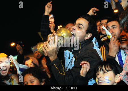 Montevideo, Luis Suarez dans l'Aéroport National de Carrasco à Montevideo. 26 Juin, 2014. Fans attendre l'arrivée de l'Équipe nationale de l'Uruguay, Luis Suarez joueur dans l'Aéroport National de Carrasco à Montevideo, capitale de l'Uruguay le 26 juin 2014. L'Uruguay de l'avant a été interdit par la FIFA football pour tous les quatre mois le jeudi pour mordre un adversaire italien dans le premier match de Coupe du Monde FIFA 2014. L'Uruguay fera face à la Colombie le 28 juin, en Coupe du Monde de la FIFA, Brésil 2014. © Nicolas Celaya/Xinhua/Alamy Live News Banque D'Images