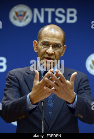 Washington, DC, USA. 24 Juin, 2014. Christopher A. Hart, président par intérim du National Transportation Safety Board (NTSB) prend la parole lors d'une conférence de presse à Washington, DC, États-Unis, le 24 juin 2014. Les enquêteurs fédéraux américains mardi a conclu que "mauvaise gestion" par les pilotes du vol Asiana 214, y compris la confusion à savoir si l'une des clés de l'avion de ligne de contrôle a été le maintien de la vitesse, a causé l'avion pour crash à l'atterrissage à San Francisco l'année dernière. © Yin Bogu/Xinhua/Alamy Live News Banque D'Images