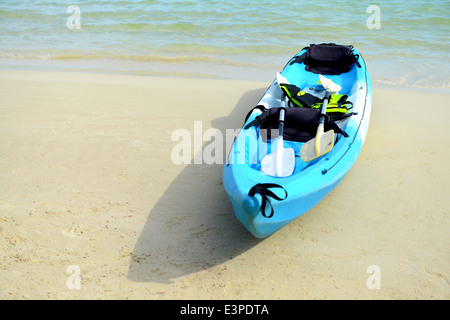 Kayaks Bleus sur le Tropical Beach, Koh Samed island, Thaïlande Banque D'Images