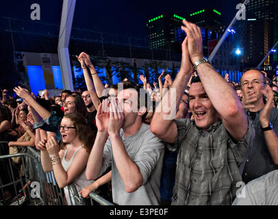 Montréal, Canada. 26 Juin, 2014. Les gens admirer le chanteur français Woodkid' 'Yoanne Lemoine's performance pendant le Festival International de Jazz de Montréal à Montréal, Canada, le 26 juin 2014. La 35e édition du Festival International de Jazz de Montréal ouvert ce soir par un concert gratuit au Quartier des spectacles au coeur de Montréal par 'Woodkid' Yoanne Lemoine à partir de la France. Crédit : Andrew Soong/Xinhua/Alamy Live News Banque D'Images