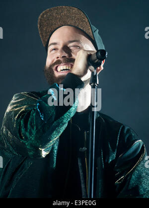 Montréal, Canada. 26 Juin, 2014. Chanteur français Woodkid' 'Yoanne Lemoine effectue pendant le Festival International de Jazz de Montréal à Montréal, Canada, le 26 juin 2014. La 35e édition du Festival International de Jazz de Montréal ouvert ce soir par un concert gratuit au Quartier des spectacles au coeur de Montréal par 'Woodkid' Yoanne Lemoine à partir de la France. Crédit : Andrew Soong/Xinhua/Alamy Live News Banque D'Images