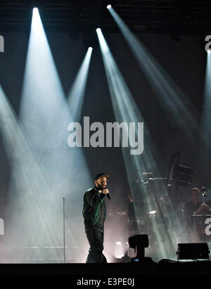 Montréal, Canada. 26 Juin, 2014. Chanteur français Woodkid' 'Yoanne Lemoine effectue pendant le Festival International de Jazz de Montréal à Montréal, Canada, le 26 juin 2014. La 35e édition du Festival International de Jazz de Montréal ouvert ce soir par un concert gratuit au Quartier des spectacles au coeur de Montréal par 'Woodkid' Yoanne Lemoine à partir de la France. Crédit : Andrew Soong/Xinhua/Alamy Live News Banque D'Images