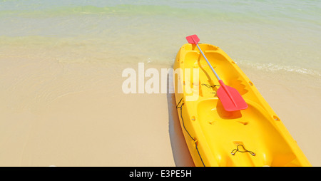 Kayaks Jaunes sur le Tropical Beach, Koh Samed island, Thaïlande Banque D'Images