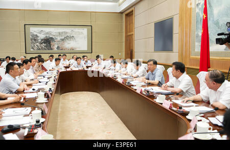 Beijing, Chine. 24 Juin, 2014. Le vice-Premier ministre chinois Wang Yang (3e R) préside la première réunion plénière du comité travaillant pour l'acceptation de l'achèvement de l'ensemble du projet des Trois Gorges, à Beijing, Chine, 24 juin 2014. © Xie Huanchi/Xinhua/Alamy Live News Banque D'Images