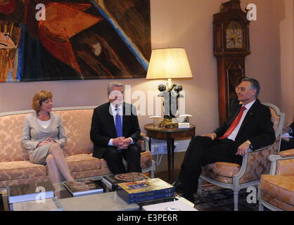 Lisbonne, Portugal. 24 Juin, 2014. Visiter le président allemand Joachim Gauck (C) des entretiens avec le président portugais Anibal Cavaco Silva (R) à Lisbonne, Portugal, 24 juin 2014. © Zhang Liyun/Xinhua/Alamy Live News Banque D'Images