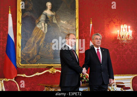 Vienne, Autriche. 24 Juin, 2014. Le Président autrichien Heinz Fischer (R), serre la main avec le président russe Vladimir Poutine en visite à Vienne, Autriche, le 24 juin 2014. © Qian Yi/Xinhua/Alamy Live News Banque D'Images