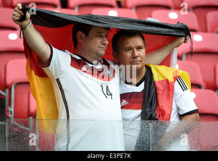 Recife, Brésil. 26 Juin, 2014. Deux partisans de l'Allemagne sont vus avant un match du groupe G entre les États-Unis et l'Allemagne de la Coupe du Monde FIFA 2014 à l'Arena Stadium de Pernambuco à Recife, Brésil, le 26 juin 2014. Credit : Guo Yong/Xinhua/Alamy Live News Banque D'Images