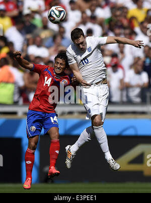 Belo Horizonte, Brésil. 24 Juin, 2014. Costa Rica's Randall Brenes (L) est en compétition pour un en-tête avec l'Angleterre, Phil Jones pendant un groupe d match entre le Costa Rica et l'Angleterre de la Coupe du Monde FIFA 2014 à l'Estadio Stade Mineirao de Belo Horizonte, Brésil, le 24 juin 2014. © Qi Heng/Xinhua/Alamy Live News Banque D'Images